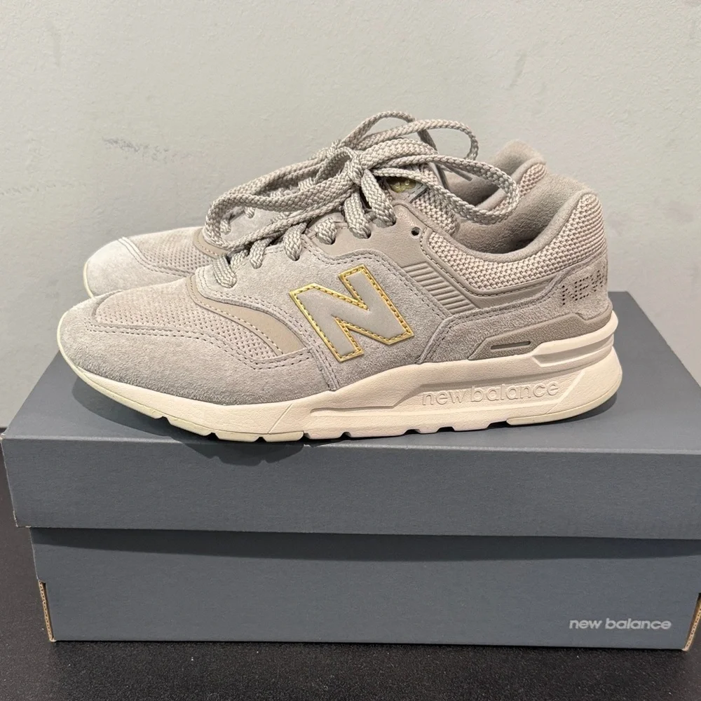 New Balance Women’s Classics 997 Sneakers in Gray and Gold Size 6 EUC with Box